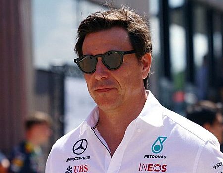 Toto Wolff define prazo para decisão sobre dupla de pilotos da Mercedes em 2026
